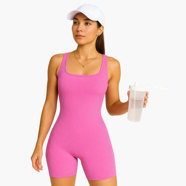 Une combinaison femme legging au dessus du genou. Flexible, rose, et confortable, au design épuré et technologie de pointe.